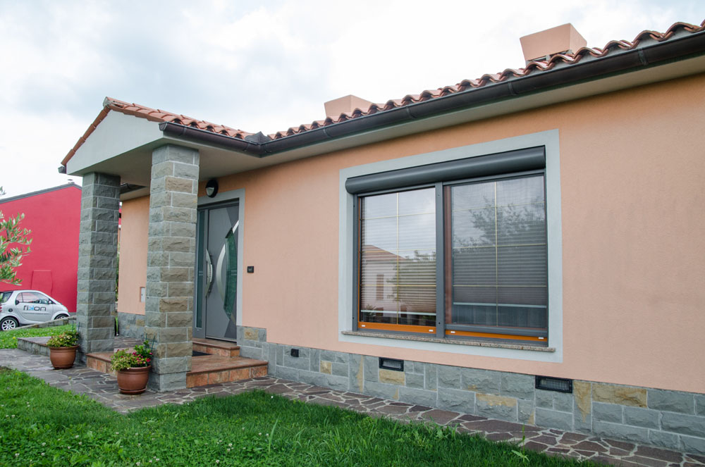 Okno z ruleto in žaluzijami.